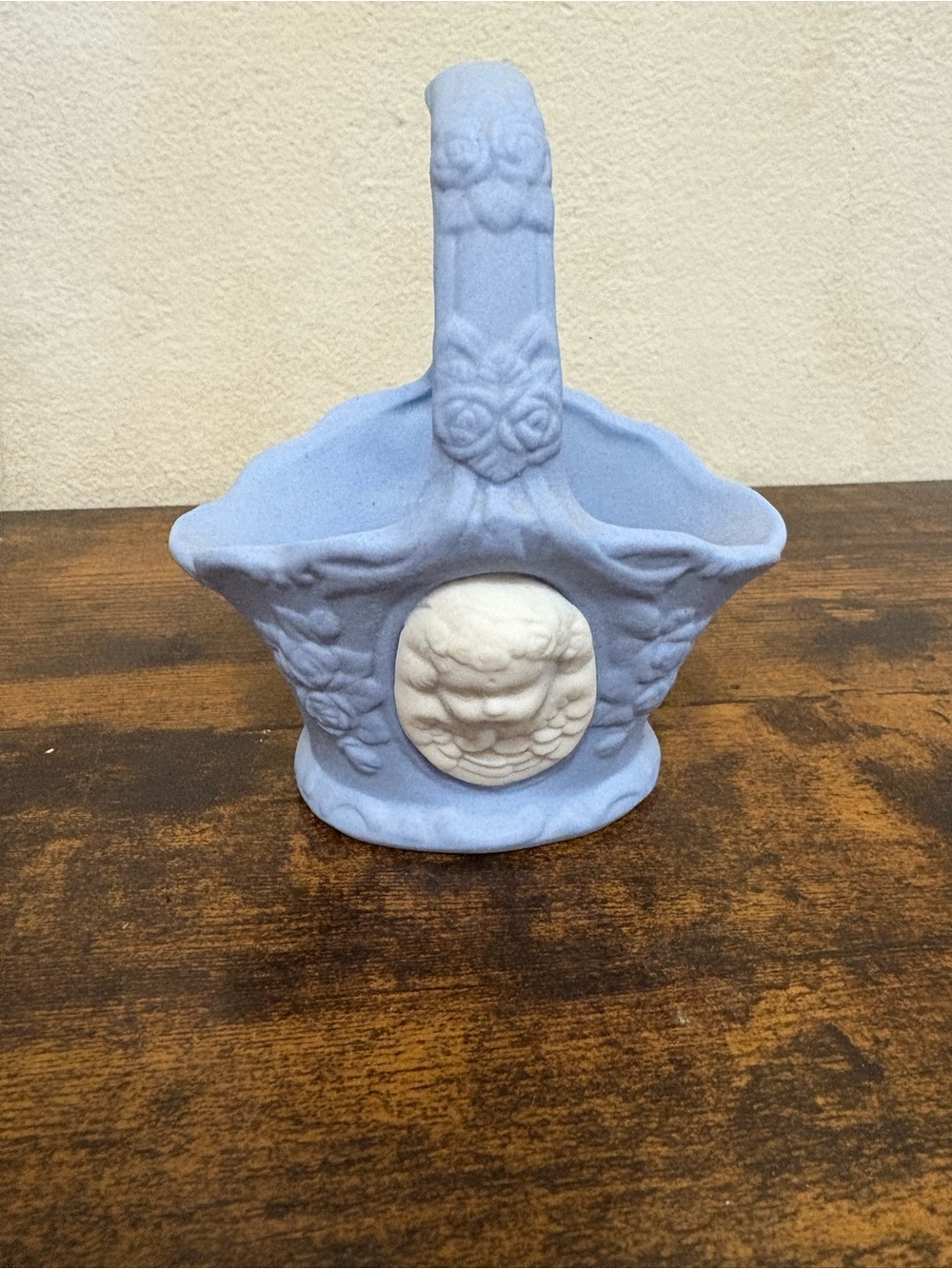 VTG blue & white jasperware-style ceramic basket w handle 4.75in tall